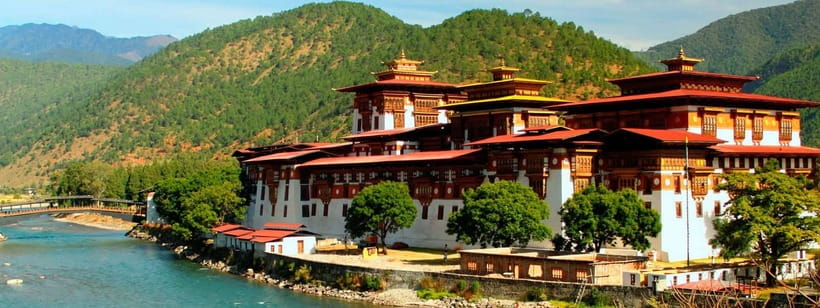 3 Days Bhutan Cultural Tour - From Kathmandu to Paro: the Druk Air landing and why it matters