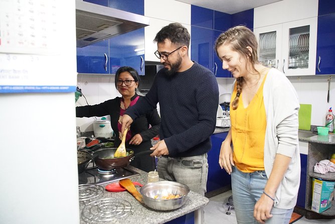 Cook and Dine with a Local family - The market stop: choosing spices with the family