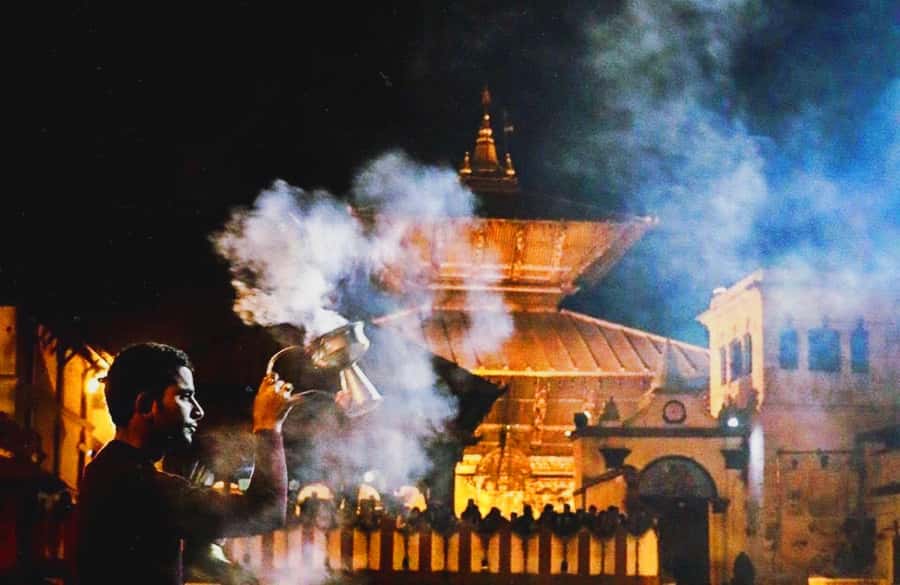 Kathmandu: Pashupatinath Aarati & Cremation Evening Tour - The evening plan at the temple: aarti lights, chants, and close-up viewing
